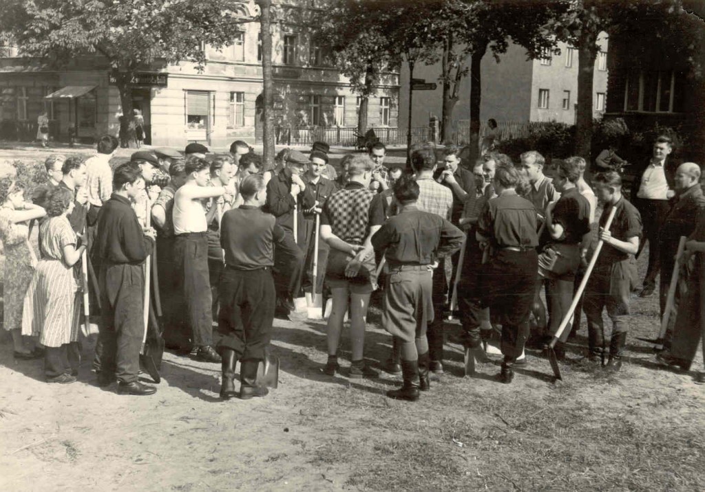 Ein Foto in schwarz-weiß zeigt die Grundsteinlegung des ersten BEROLINA Wohnhauses in Adlershof