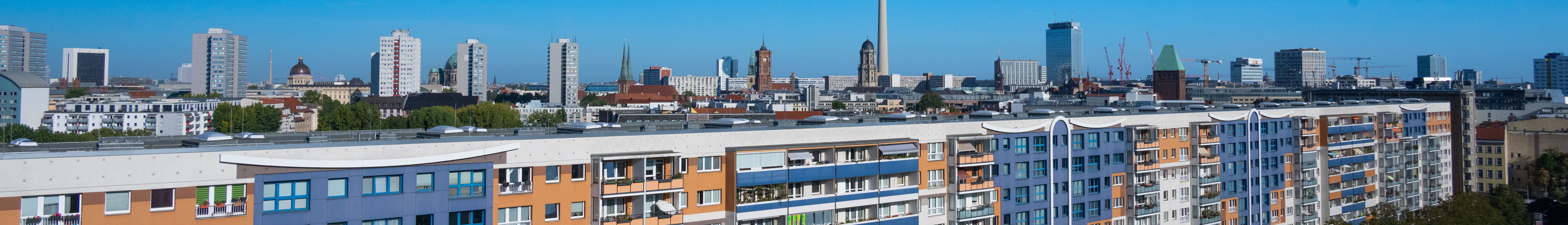 Blick über die BEROLINA-Dächer in Berlin-Mitte, Fernsehturm im Hintergrund